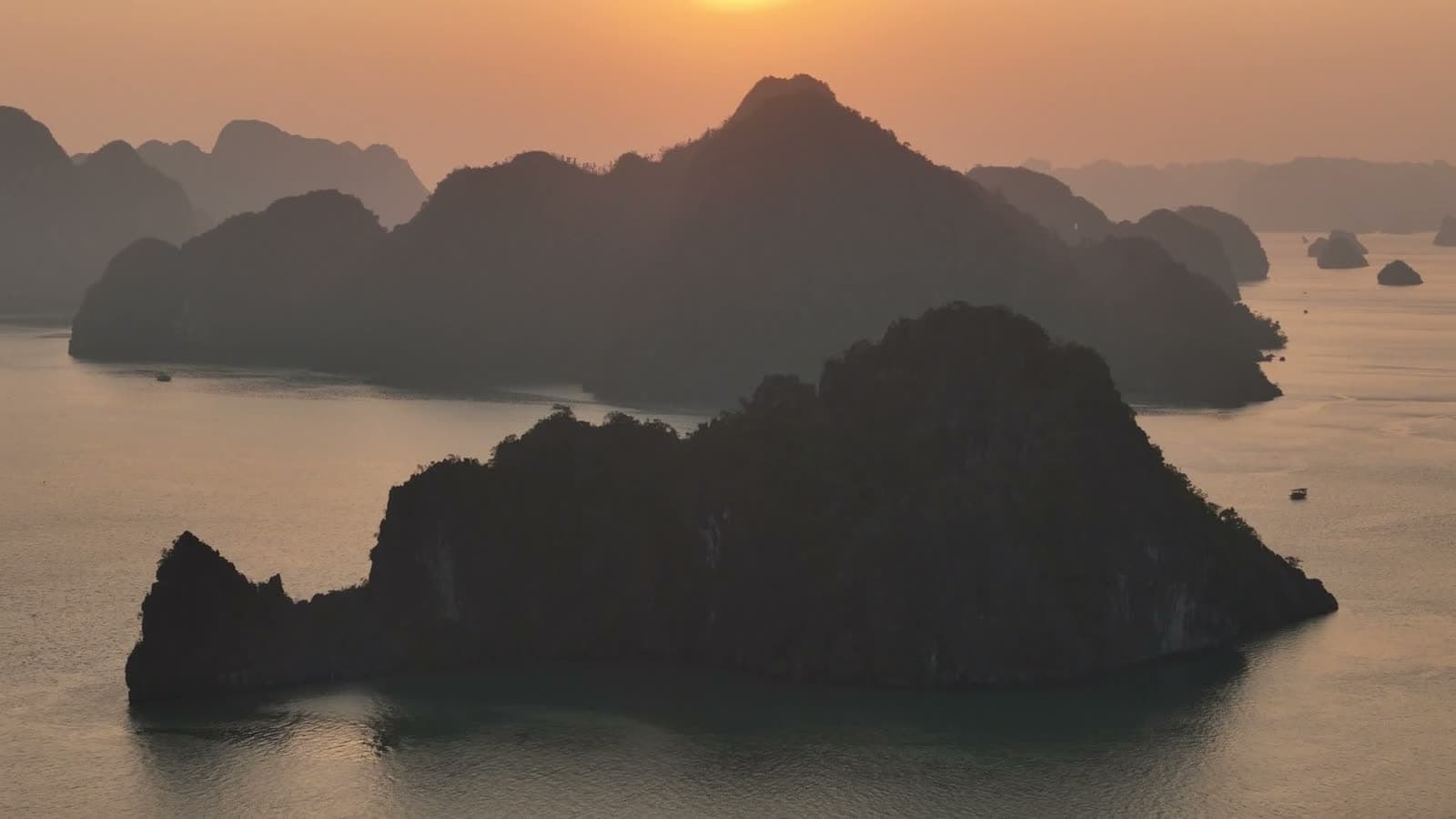 Vịnh Hạ Long lúc hoàng hôn nhìn từ trên cao